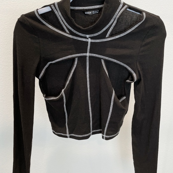 Tops - black long sleeve crop